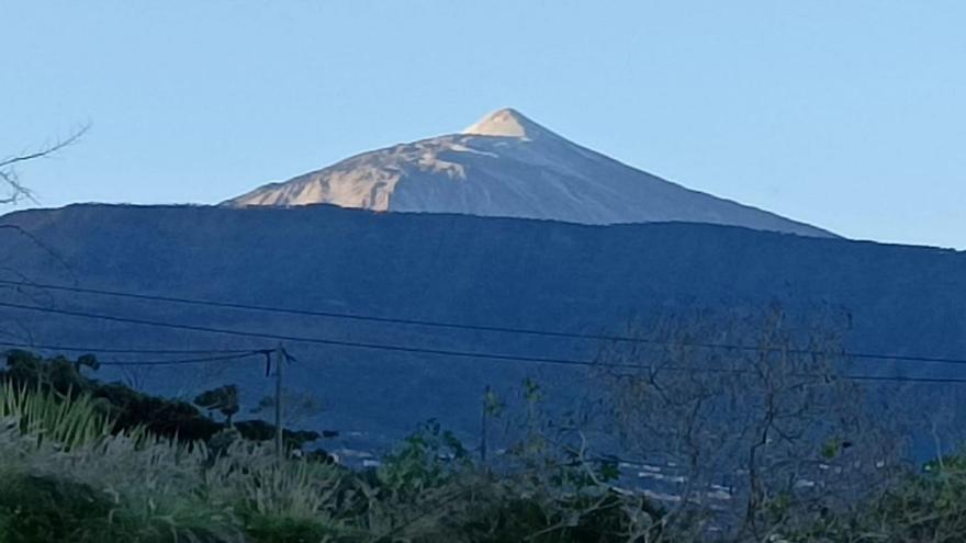 park narodowy teide o swicie pokryty jest cienka biala warstwa spowodowana przez dana