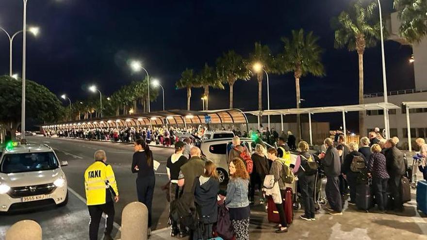 powracaja kolejki turystow czekajacych na taksowke na lotnisku tenerife south
