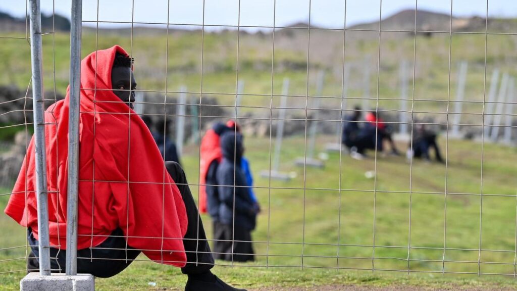 uratowanych 449 migrantow pozostaje w cate el hierro do czasu ich przeniesienia
