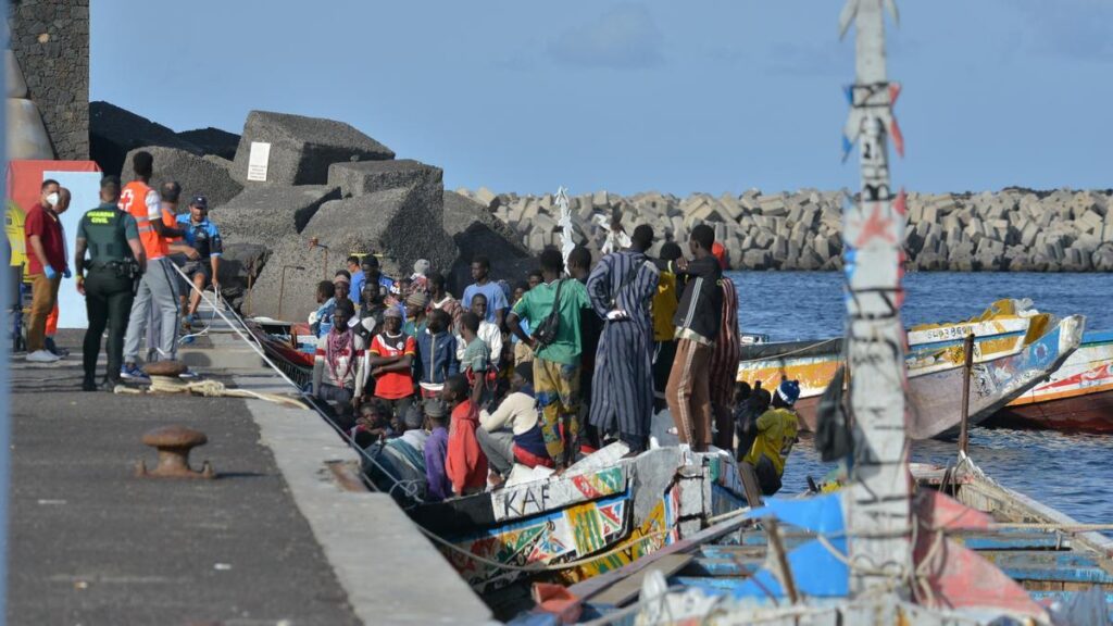 Ciężarna kobieta wśród migrantów uratowanych z kajaka w czwartek na Wyspach Kanaryjskich.