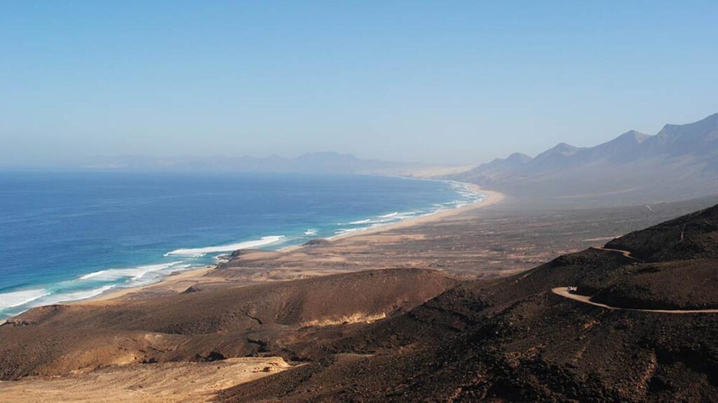 dwa drony beda latac nad fuerteventura aby potepic nielegalne budowy na terenach wiejskich