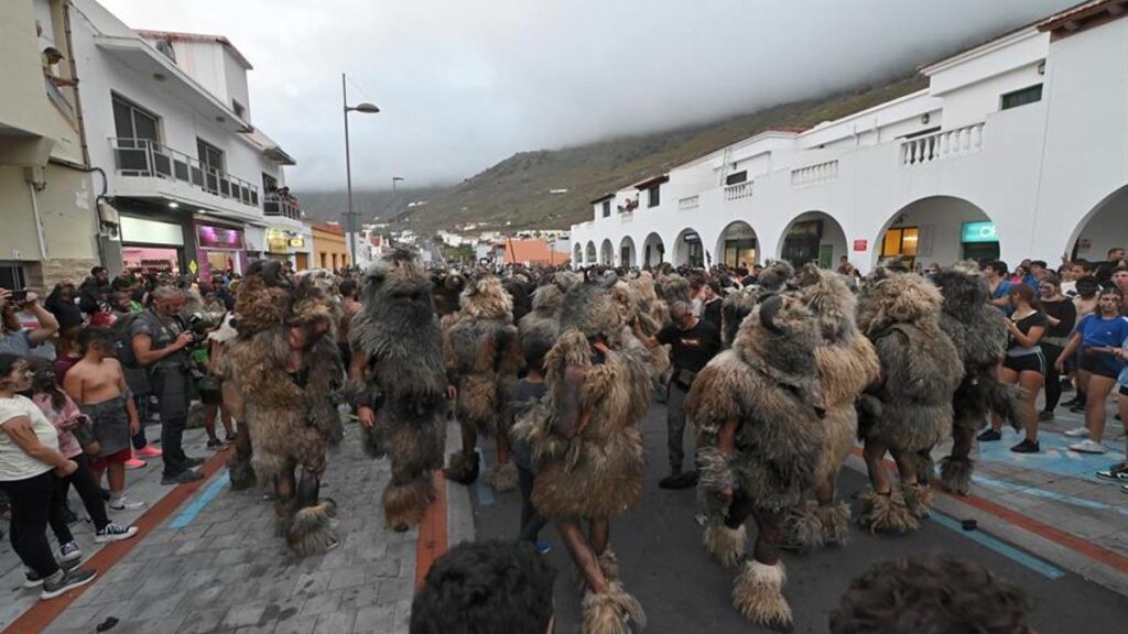 ponad 40 carneros wychodzi na ulice tigaday aby cieszyc sie jednym z najbardziej charakterystycznych swiat karnawalu el hierro