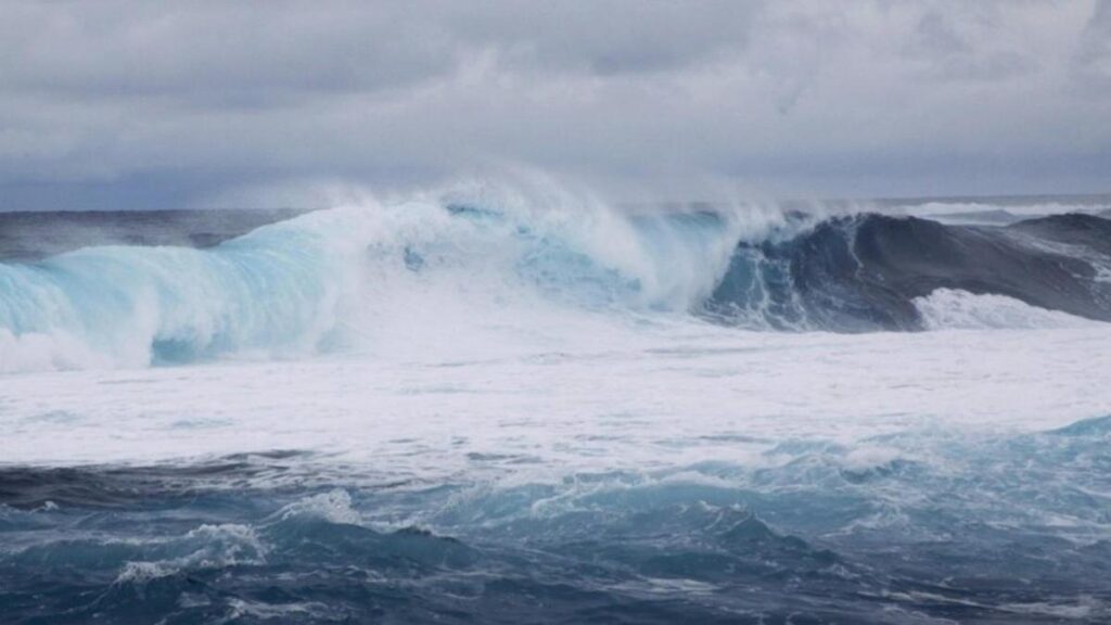 rzad wysp kanaryjskich oglasza alarm na lanzarote z powodu pogarszajacych sie warunkow na morzu