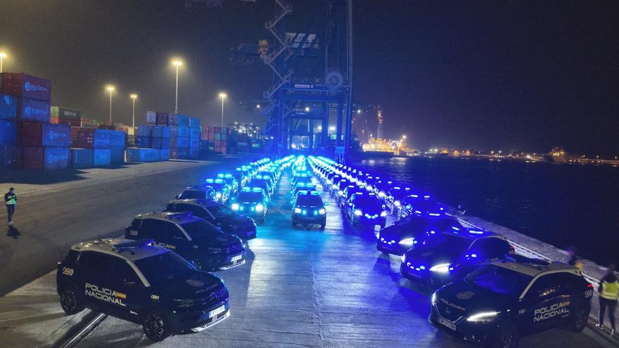 spektakularna prezentacja prawie 200 nowych pojazdow dla policji na wyspach kanaryjskich ktore kosztowaly ponad szesc milionow euro