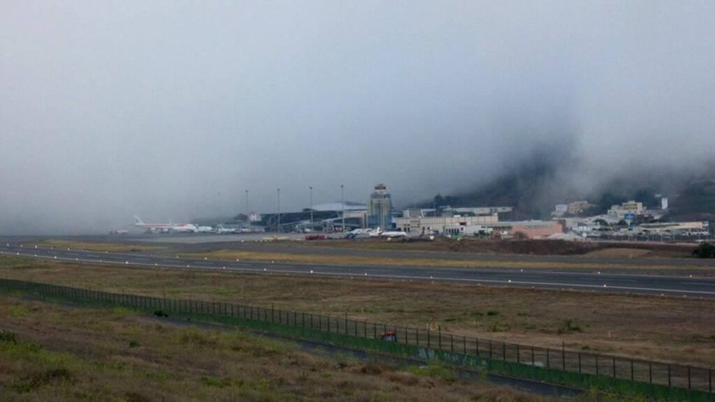 wiatr i mgla powoduja objazdy opoznienia i odwolania lotow na lotnisku teneryfa polnocna