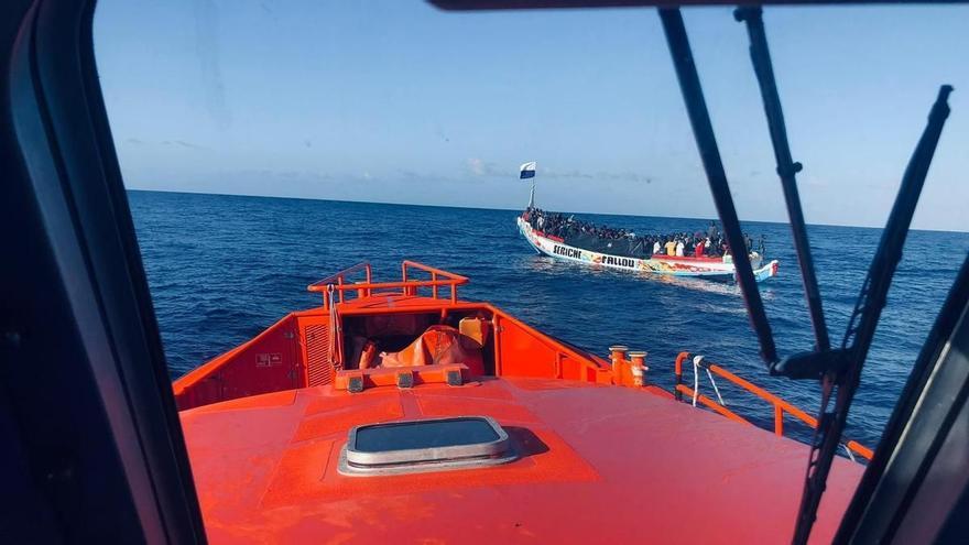 cztery ciala i 165 migrantow uratowanych z kajaka plynacego na wyspy kanaryjskie