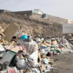 dwoch pracownikow firmy przylapanych na goracym uczynku na wyrzucaniu odpadow na droge publiczna w el rosario