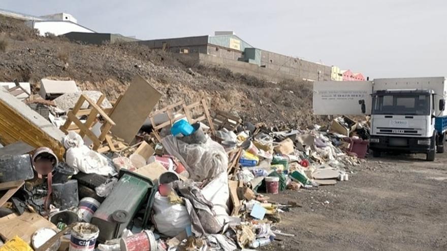 dwoch pracownikow firmy przylapanych na goracym uczynku na wyrzucaniu odpadow na droge publiczna w el rosario