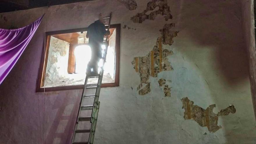 ksiadz z wioski na teneryfie wandalizuje 300 letnie freski w swoim kosciele
