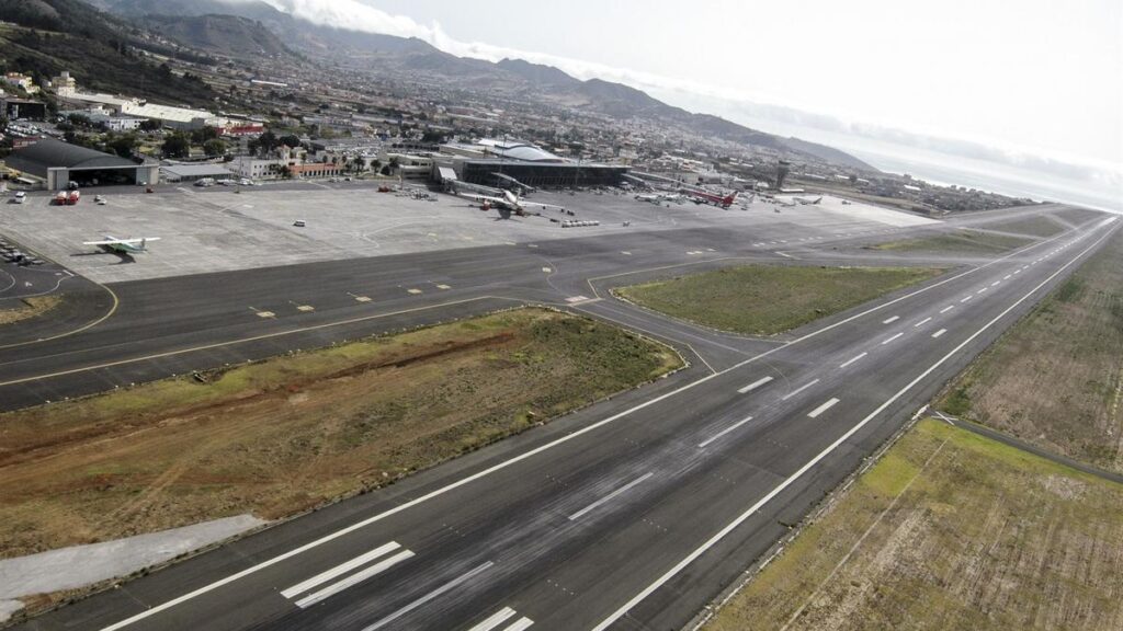 lekki samolot ulegl wypadkowi z podwoziem i zablokowal pas startowy na lotnisku tenerife north airport