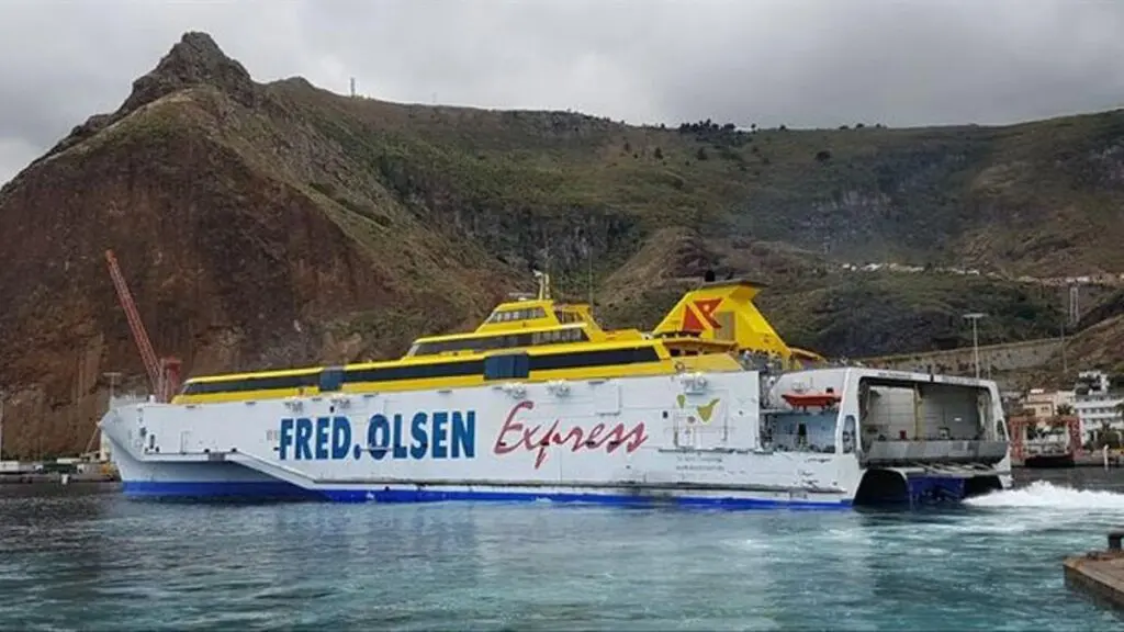 samochod spada do morza z promu pokonujacego trase miedzy la gomera a teneryfa