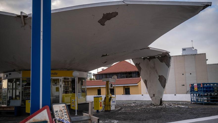 uszkodzenie najbardziej wyjatkowej stacji benzynowej na teneryfie czesc dachu la estrella w puerto de la cruz wpada do srodka