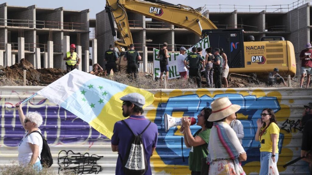 aktywisci wkraczaja na plac budowy hotelu la tejita i zatrzymuja czesc budowy aby egzekwowac prawo