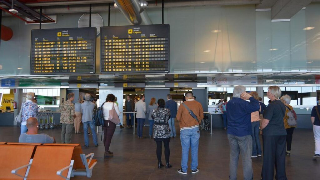 lotniska na wyspach kanaryjskich zarejestrowaly w marcu o 14 wiecej pasazerow i osiagnely liczbe pieciu milionow w samym srodku debaty na temat modelu turystyki