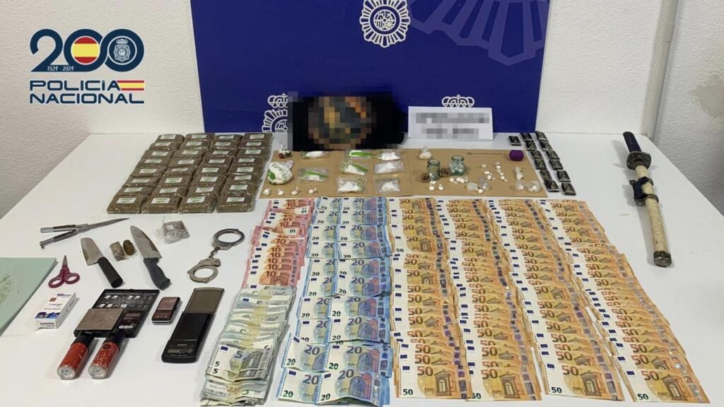 policja aresztowala trzy osoby za sprzedaz narkotykow w poblizu szkoly na teneryfie