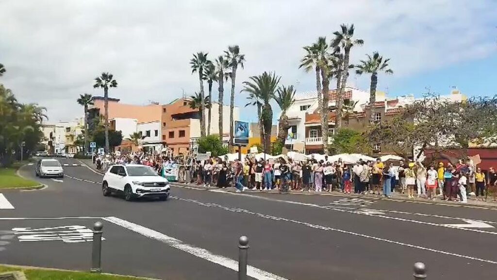 dziesiatki osob protestuja przed loro parque dosc wykorzystywania zwierzat