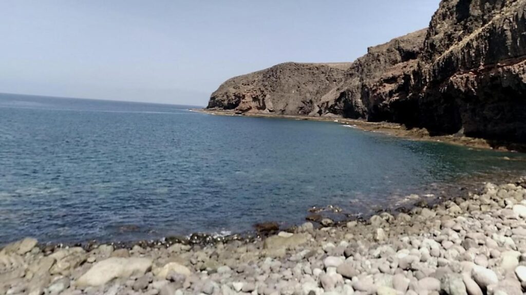 martwe cialo mezczyzny zostalo znalezione na brzegu plazy juncal w gminie galdar