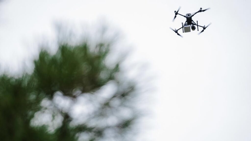 mezczyznie grozi grzywna w wysokosci do 225 000 euro za spowodowanie upadku nieletniego na teneryfie za pomoca drona