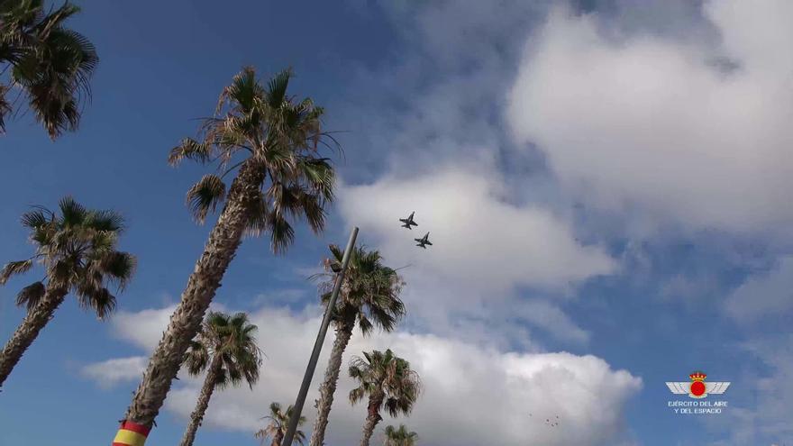 pokazy lotnicze w santa cruz de tenerife samoloty f 18 przeleca nad miastem z okazji dnia sil zbrojnych