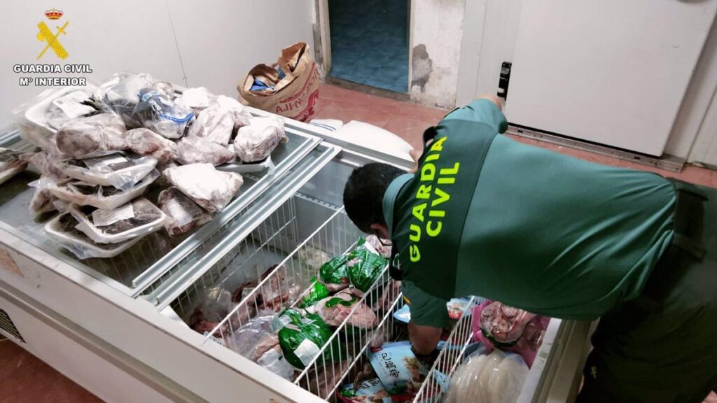 ponad 5 700 przeterminowanych i zepsutych produktow spozywczych skonfiskowanych w sklepie na gran canarii