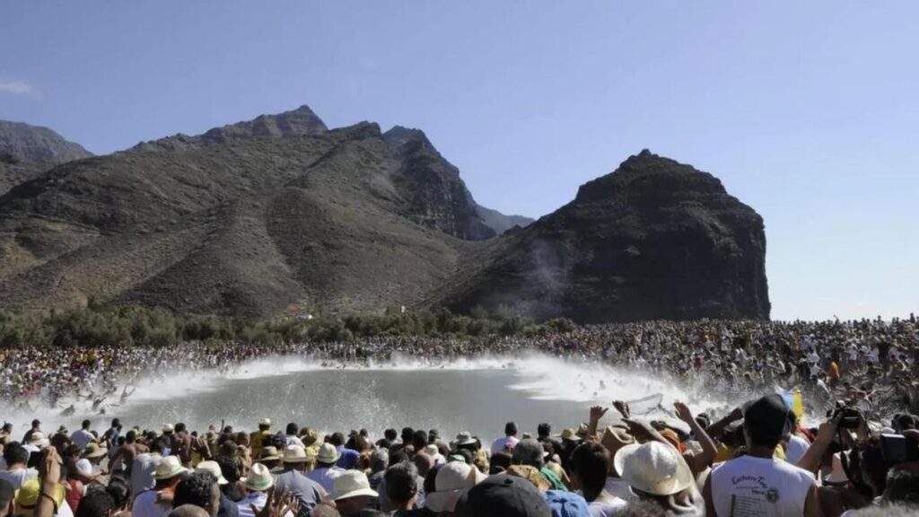 fiesta de el charco kapiel w blocie i radosc na gran canarii