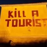 94290001 14304201 Graffito reading kill a tourist has been spotted on a wall in Te a 16 1737371185866