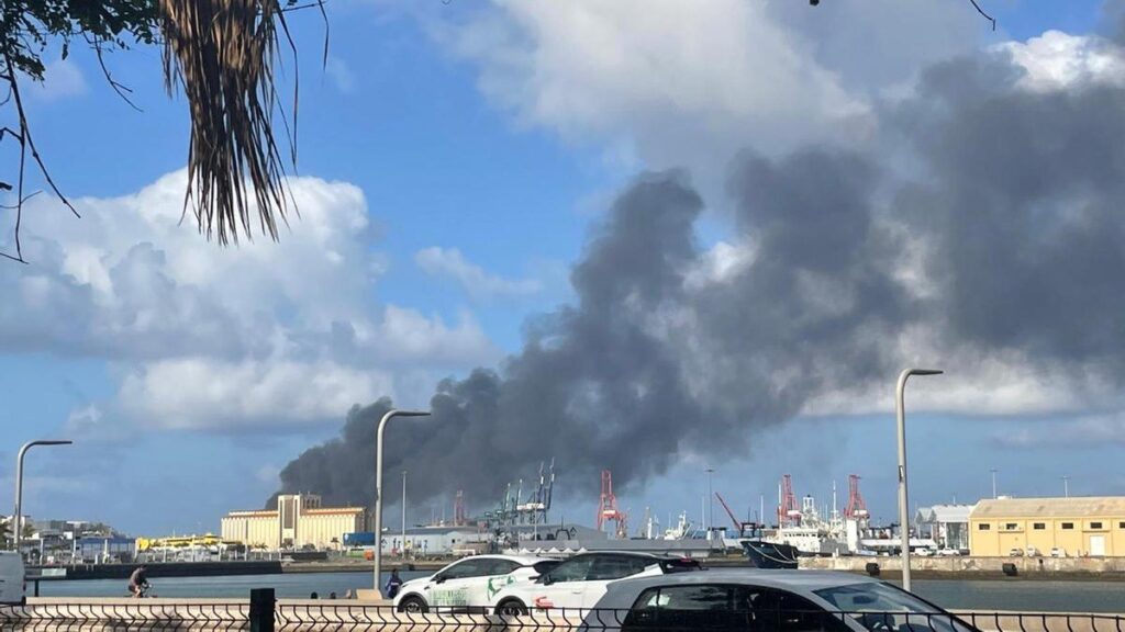 grozny pozar w porcie las palmas na gran canarii