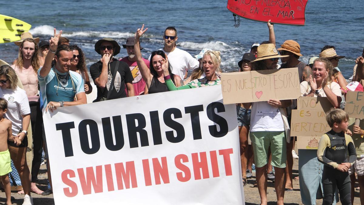protest surferów na Teneryfie przeciwko zanieczyszczeniu plaż