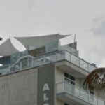 turysta zginal robiac zdjecie na dachu hotelu w gran canarii
