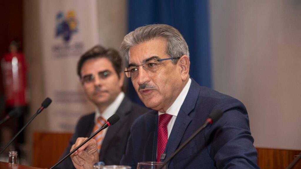 wymaga kontroli turystyki populacja przekroczy 25 mln