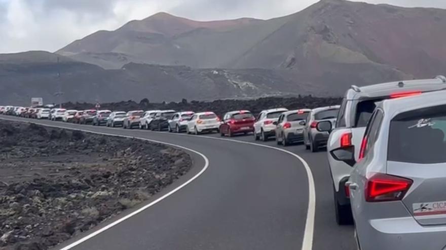 gigantyczne korki w parku timanfaya guardia civil interweniuje