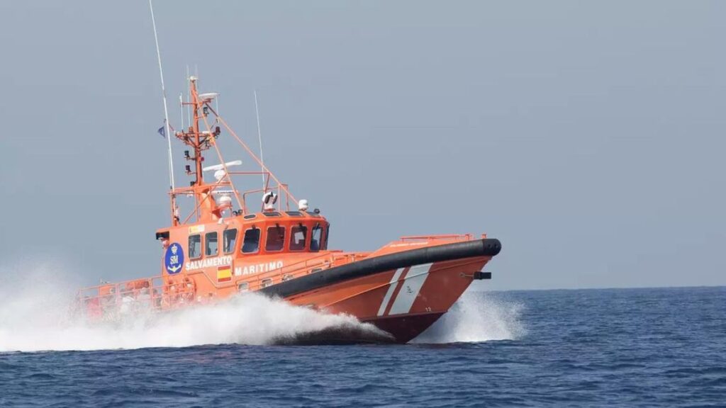 54 migrantow dotarlo do el hierro po tygodniu na morzu
