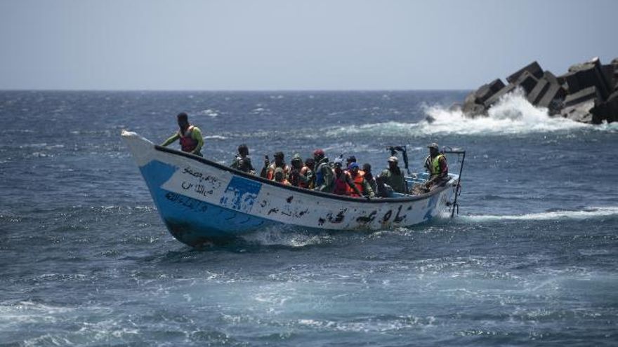 rekordowy cayuco z 251 migrantami dotarl na gran canarie