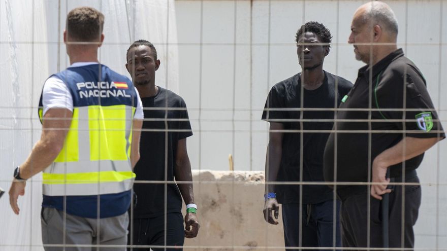 sad zwolnil 44 migrantow uratowanych u wybrzezy lanzarote