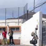 nieletni migranci z kanarow trafiaja na kontynent