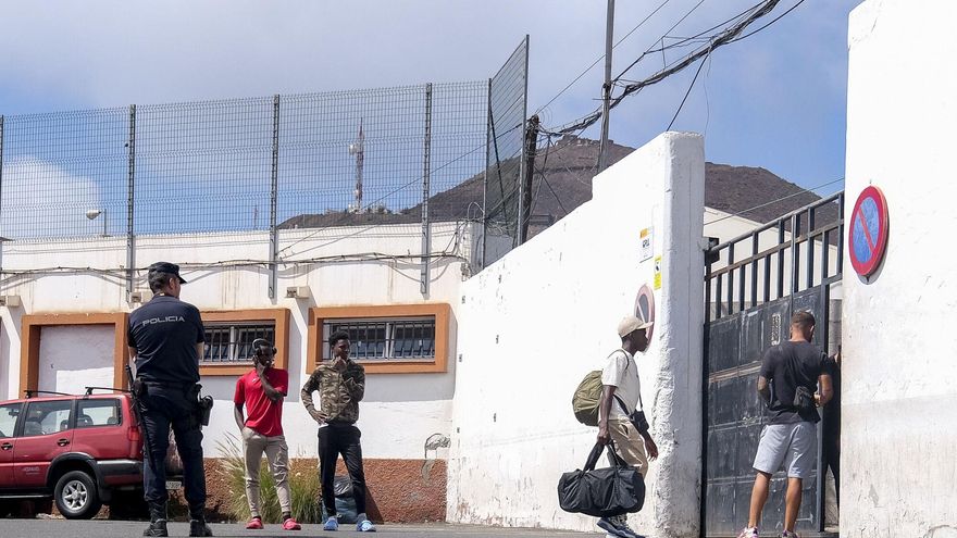 nieletni migranci z kanarow trafiaja na kontynent