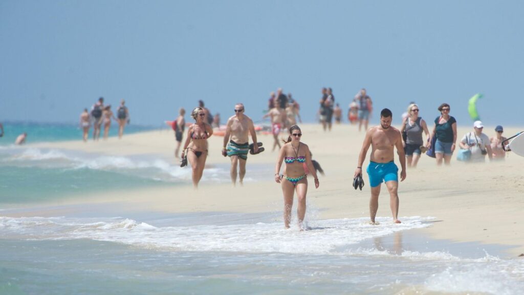 rekordowy rok turystyki wyspy kanaryjskie 2025 pazdziernik dane