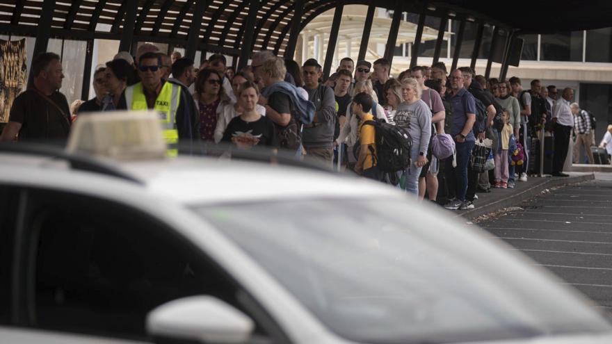 chaos turysci czekaja lotnisko tenerife sur