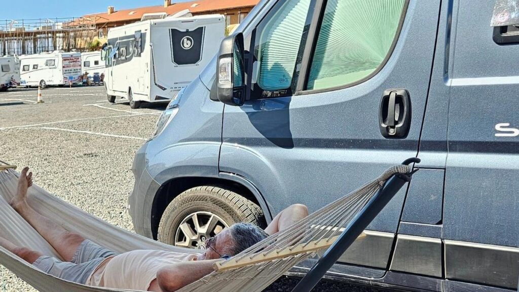 chaos turystyki kamperowej teneryfa brak infrastruktury prawa