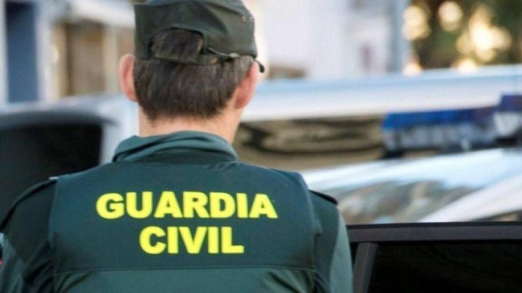 guardia civil pokazuje przedmioty zabronione na poklad samolotu