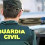 guardia civil pokazuje przedmioty zabronione na poklad samolotu