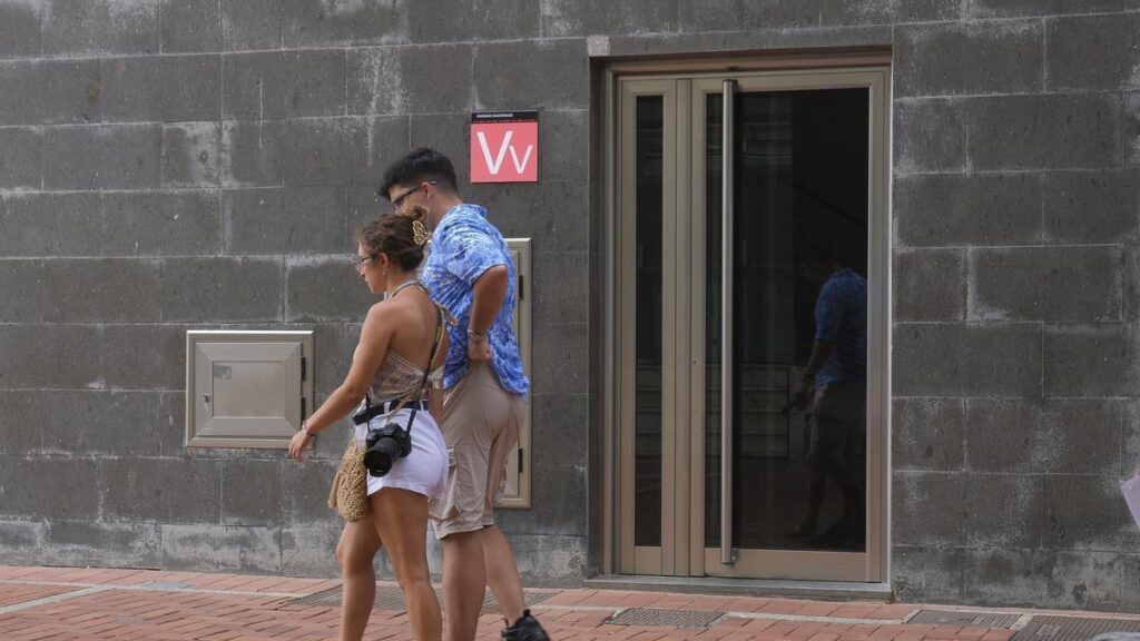 spadek liczby mieszkan turystycznych kanary luty 2026