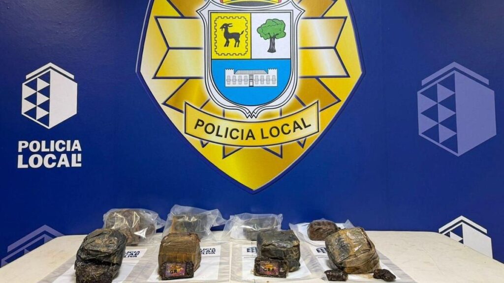 haszysz w koszu na plazy fuerteventura