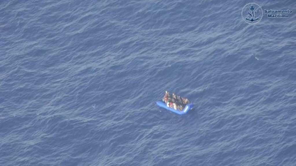 interceptan neumatica 37 migrantes lanzarote