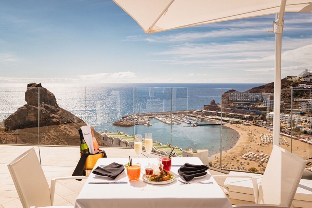 Grand Horizon Pool Bar