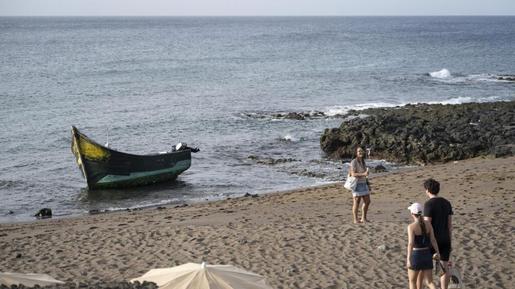 lodz z imigrantami lanzarote playa bastian